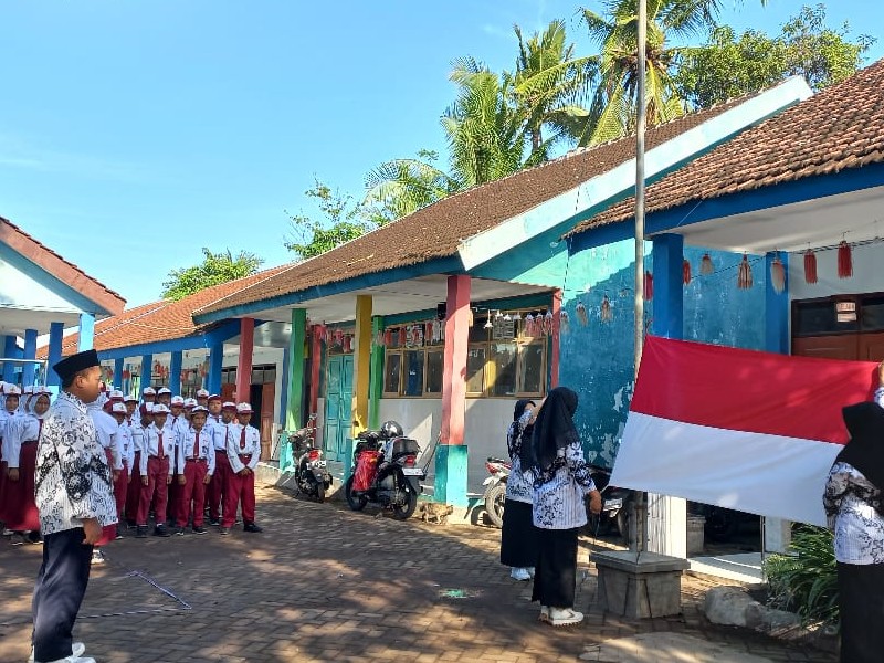 UPACARA MEMPERINGATI HUT PGRI ke 80 dan Hari Guru Nasional, SDN 1 BAYEMAN